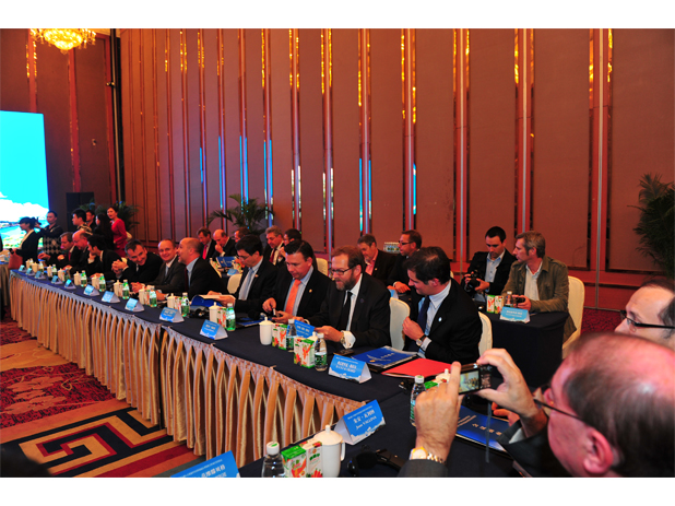 2011年10月16日，法国参议院副议长、前总理拉法兰拉法兰出席简阳市融入天府新区经济发展论坛暨投资合作项目签约仪式